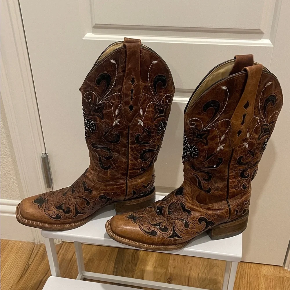 Elegant Brown Embroidered Heeled Boots - Picture 3 of 8